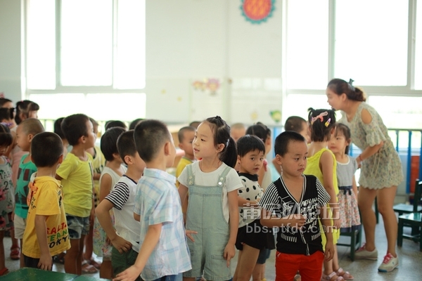 【大风纪实】“开学啦”：幼儿园里的升国旗仪式，萌娃们开始人生第一课！